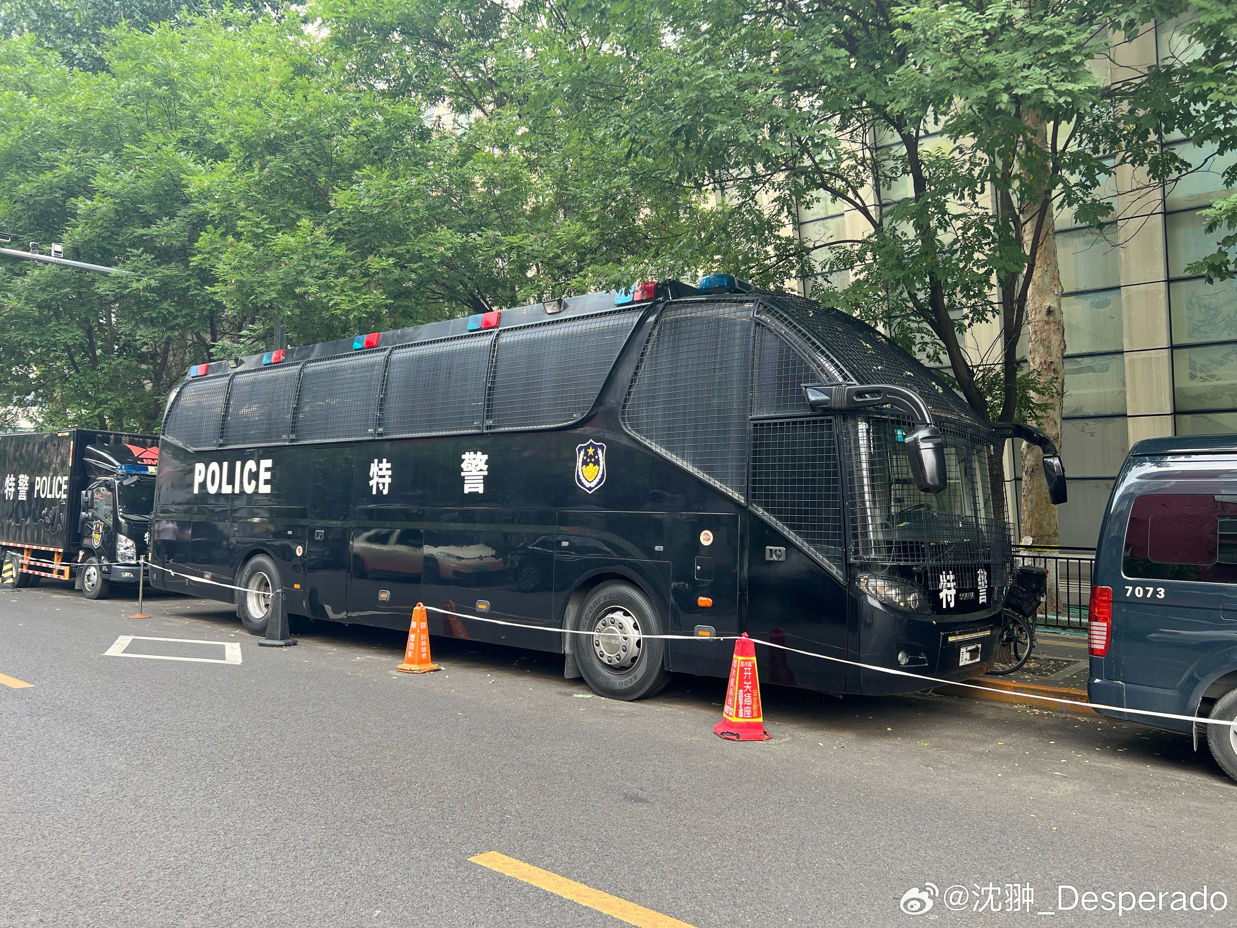 雾草！金龙斯堪尼亚特警大巴。真想看看里面啥样啊。简直帅爆了！[点赞]我与汽车