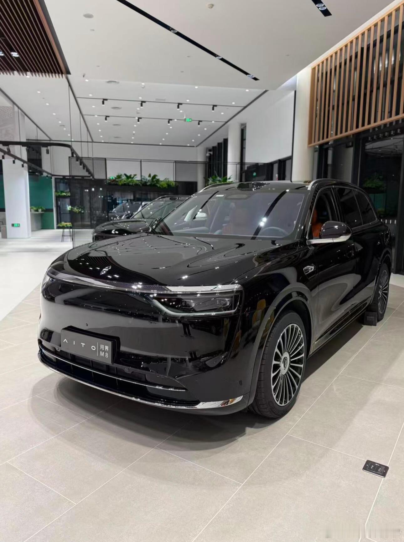 问界M8🌟外观大气，车身线条流畅，整体设计科技感十足💺5座/6座布局可选，空