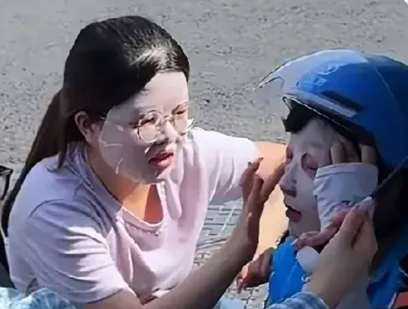 7月4日，江苏，40度的高温下一外卖员在路上突然中暑倒地，2个陌生女孩路过，急忙