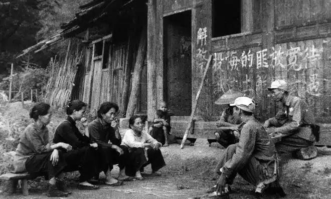 1949年，一个杀手闯进了杨勇的房间中，还用枪顶住他的脑门。谁知，杨勇回头一看，
