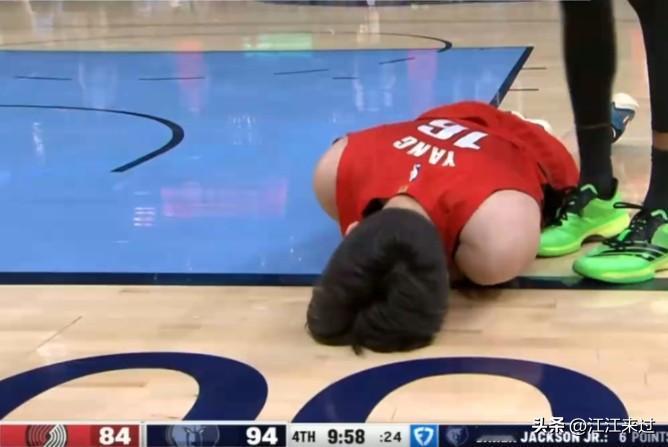 第四节杨翰森转身暴扣扎克伊迪！连续打了扎克伊迪2个！扎克伊迪单打杨翰森勾手不中