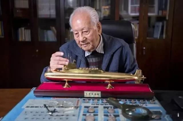 中国核潜艇之父、共和国勋章获得者黄旭华，为了祖国的事业，隐姓埋名三十年。在回忆母