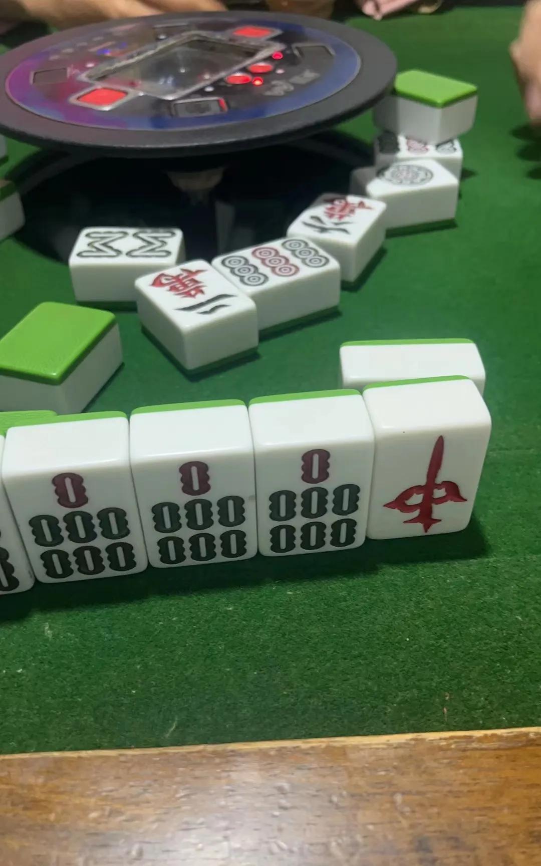 感觉麻将馆老板娘太不地道了在异地他乡十来年，从没踏过麻将馆半步。前几天打水有人