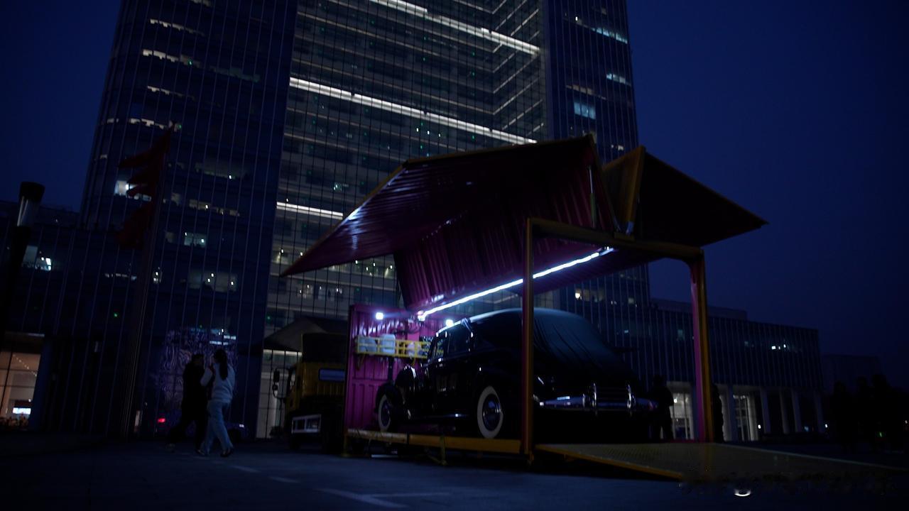 真没想到，长城汽车又要搞大动作了。一辆盖着布的神秘车惊现长城汽车总部大楼，从