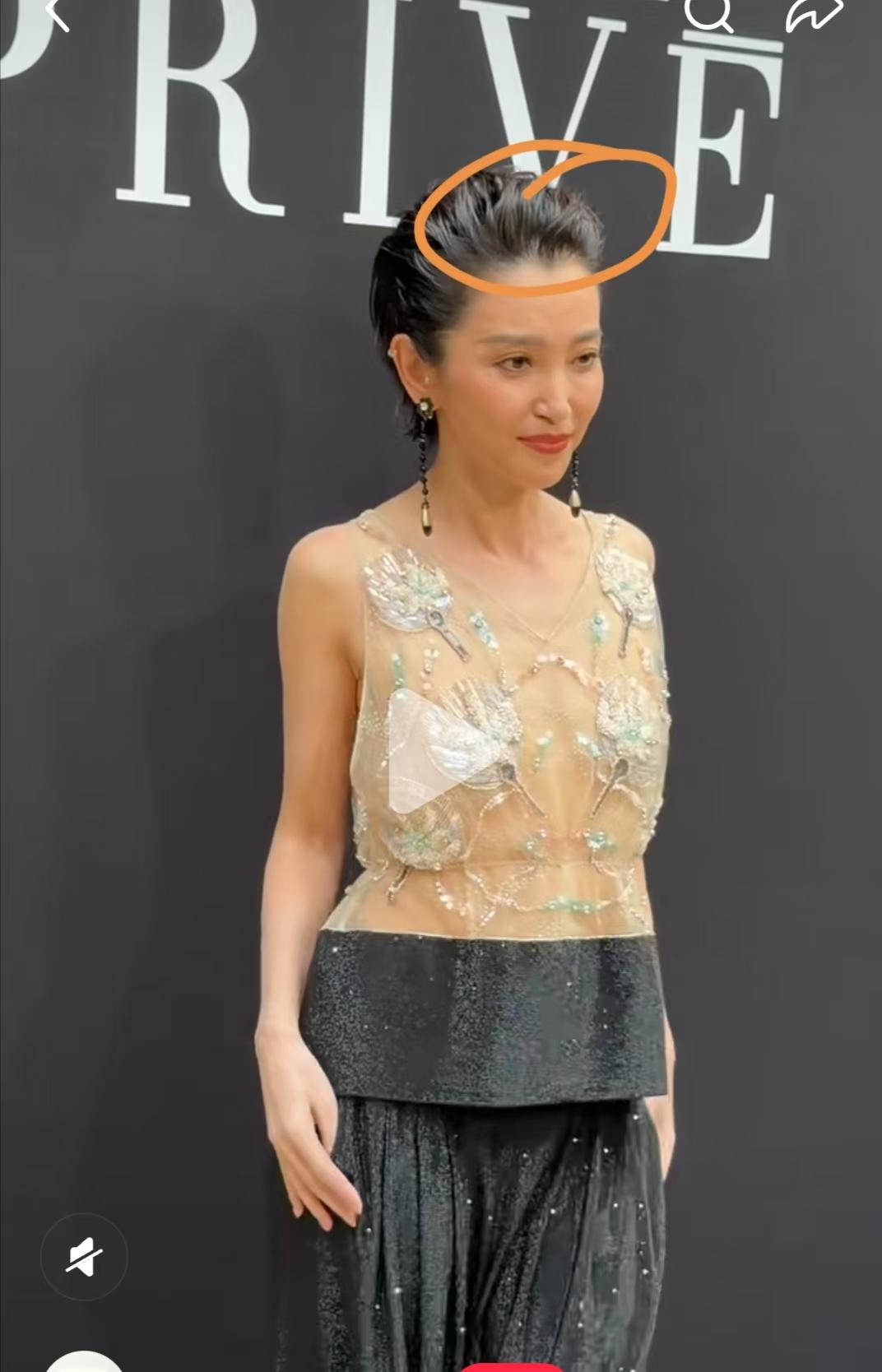53岁的李冰冰亮相阿玛尼高定秀场，你不能细看！因为你一细看，就发现她虽然