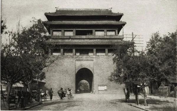 1922年北京，瑞典学者喜仁龙拍摄的东直门城楼、箭楼、护城河等景观。1924年