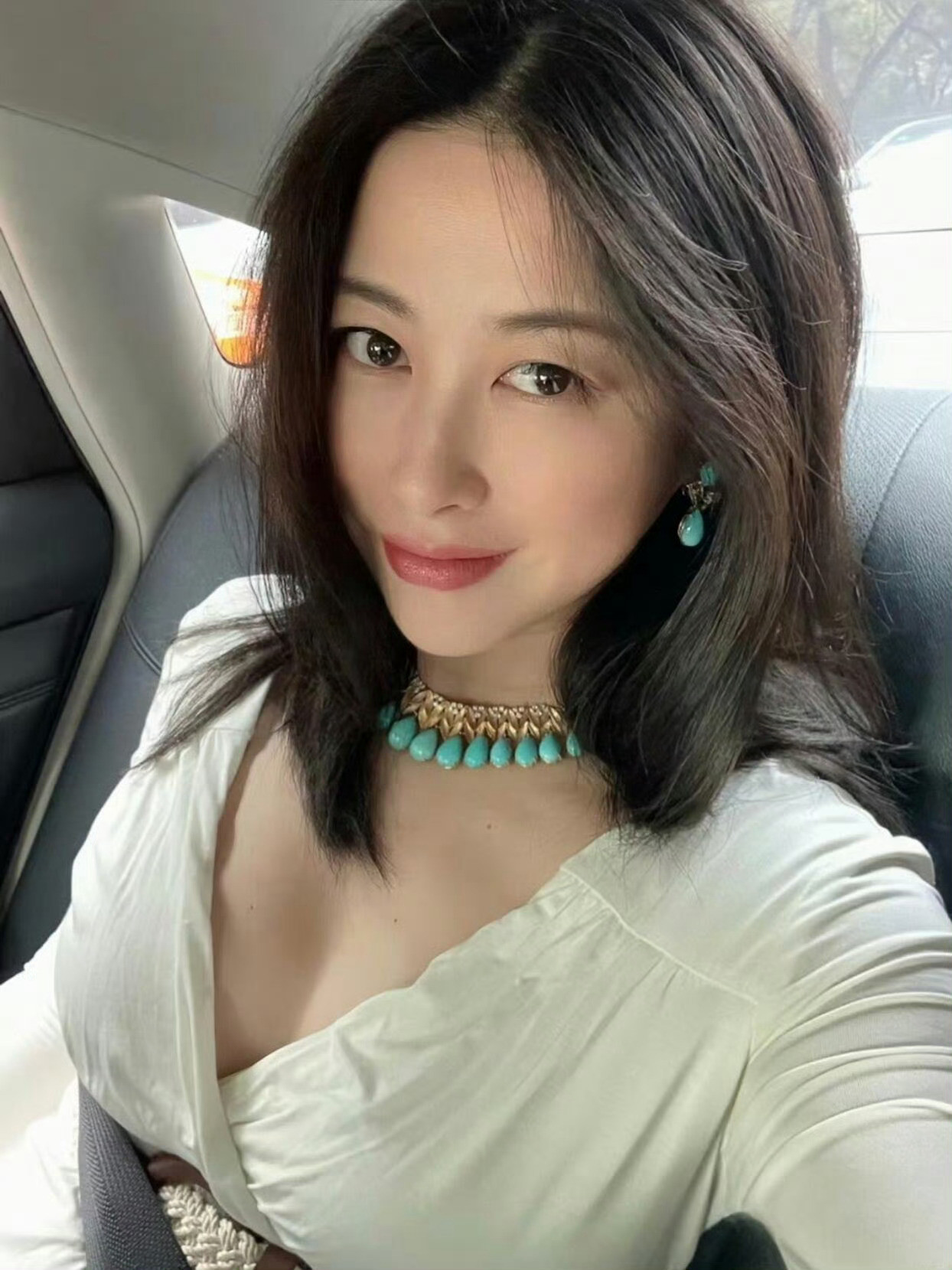 朱珠好绝的妈咪气质朱珠自带浑然天成的温柔妈咪氛围感，褪去红毯明艳锋芒，眉眼盛满柔