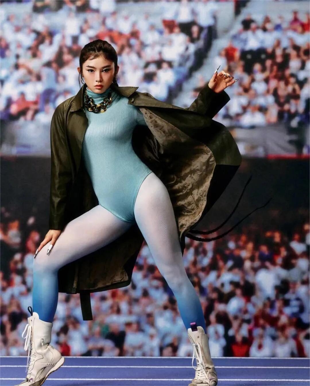 这是要跨界时尚圈的节奏？！吴艳妮“无裤风”穿搭好飒