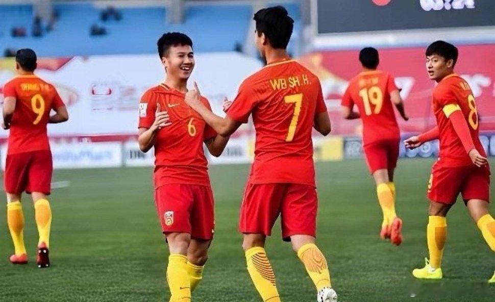 有媒体称，邝兆镭若回国踢中超，看重庆铜梁龙是否要他，因董路与该队关系好。我觉得，