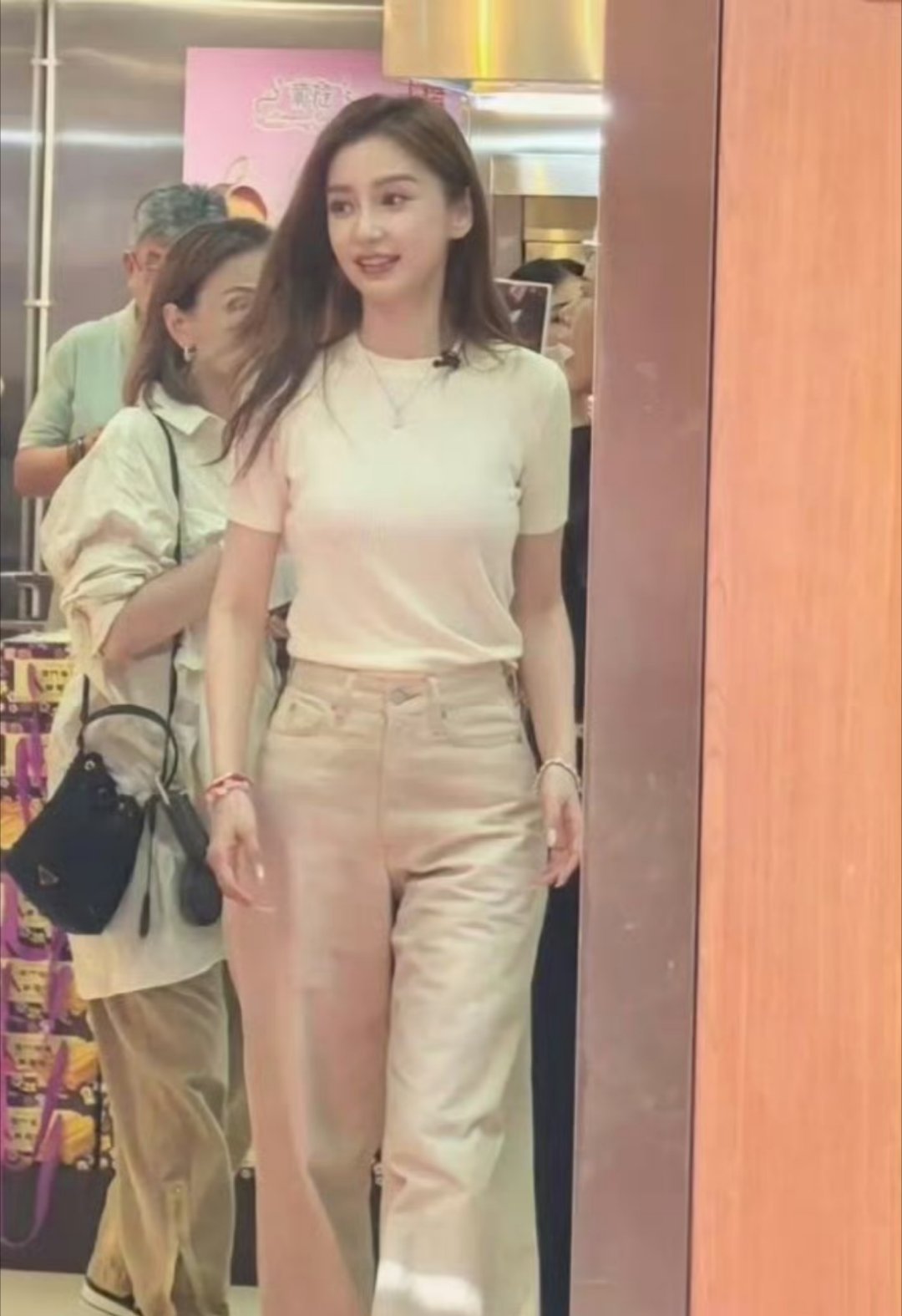 偶遇angelababy和闺蜜逛街我也想偶遇女神[比心]，不过私人行程就不