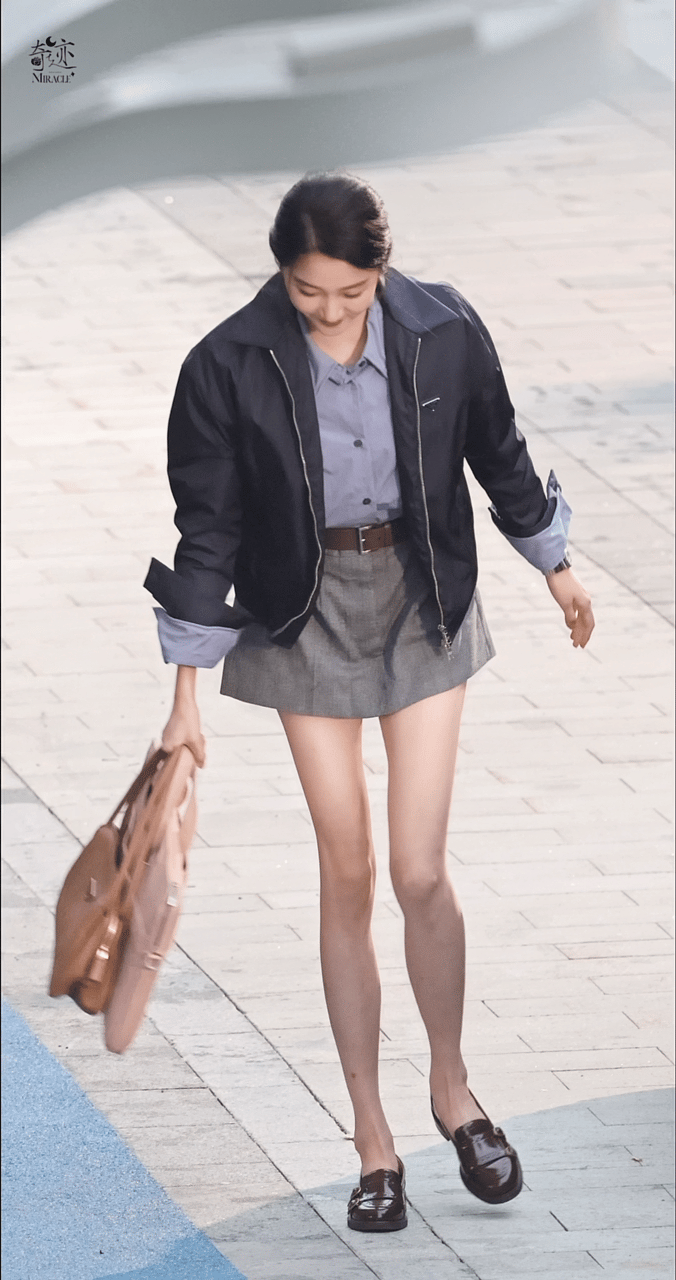 关晓彤在拍耀眼的职场路透每一个都很惊艳我😱​​​