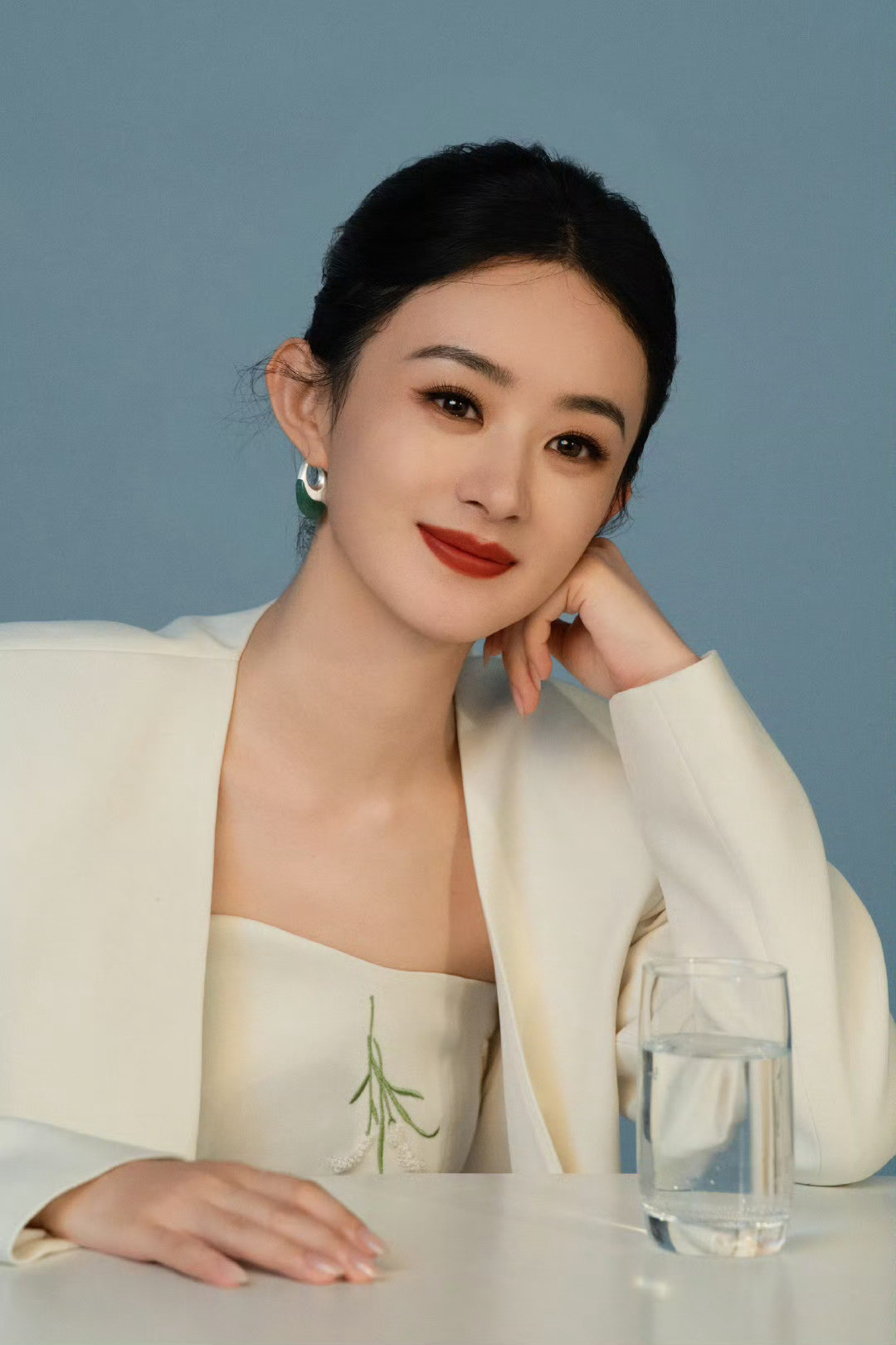 赵丽颖周一营业笑的好开心​​​