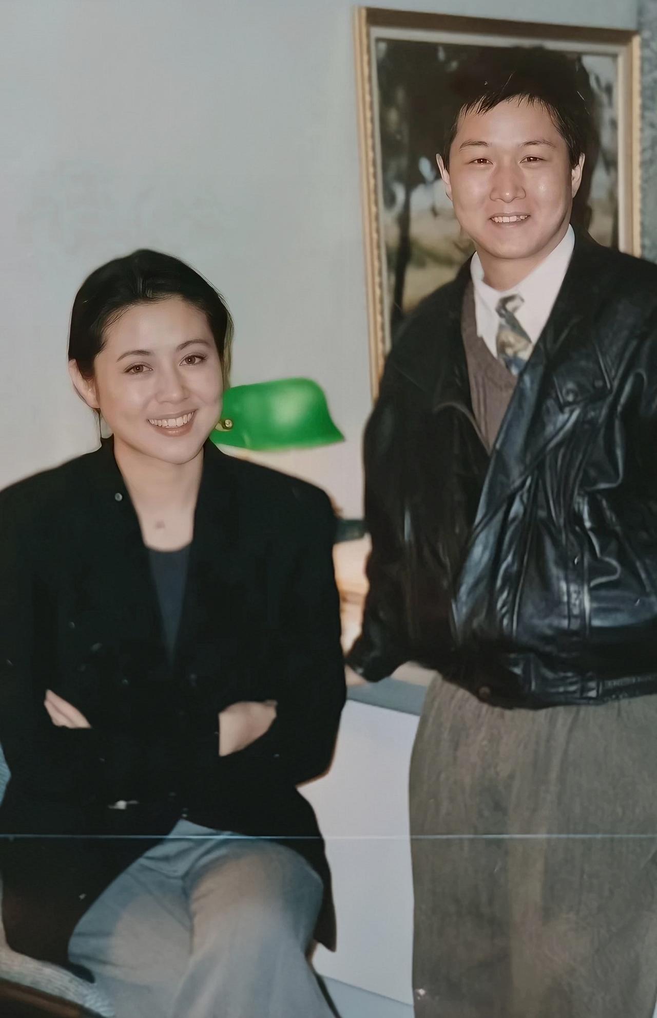 倪萍早期美照，她与朋友一起微笑合影的画面，年轻时的倪萍，真的是美丽又大方啊。