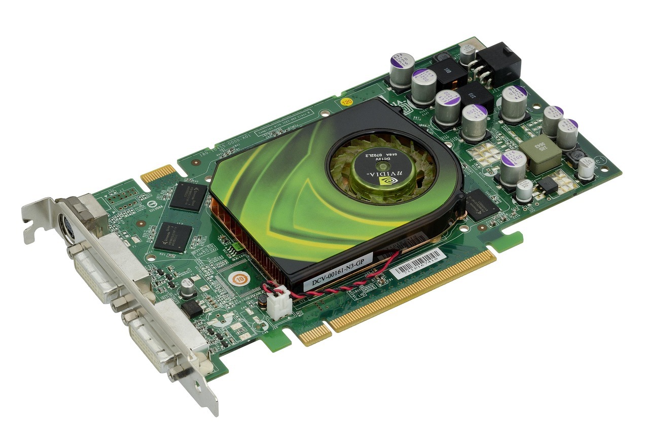 黄仁勋在韩国T1网吧将未发售RTX5090送给还在用RTX2070的粉丝，这