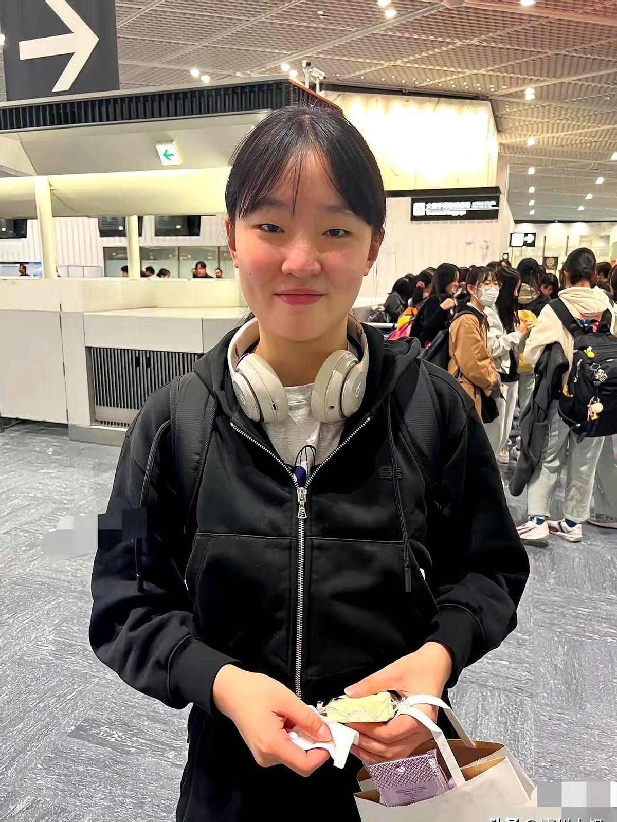 日本队到达成都机场，一个个穿的这么少，不怕冻感冒吗？这确实让人意外。反观国乒