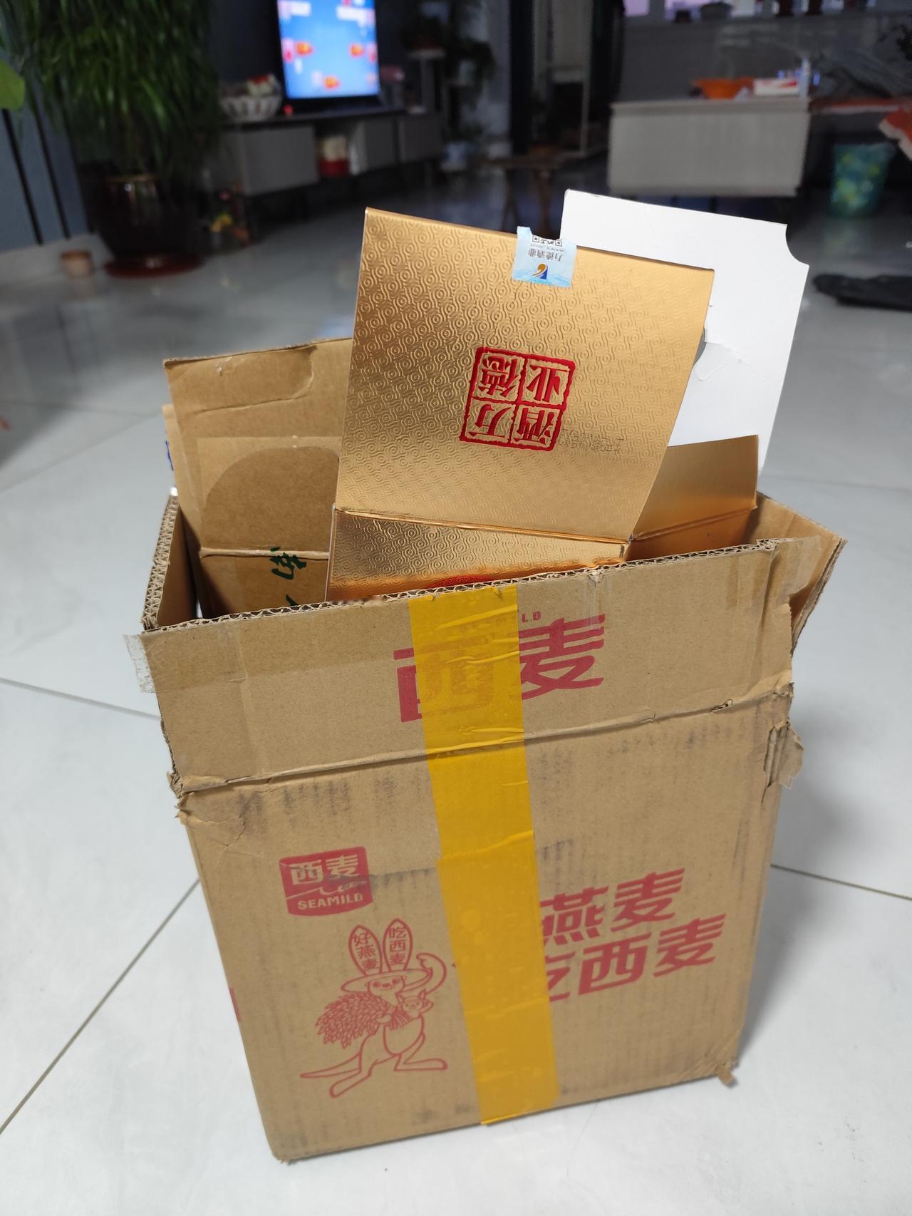 下楼去扔纸壳子，恰巧碰上了经常来捡垃圾的大姨。就直接把纸壳子给了她。和她攀谈了一