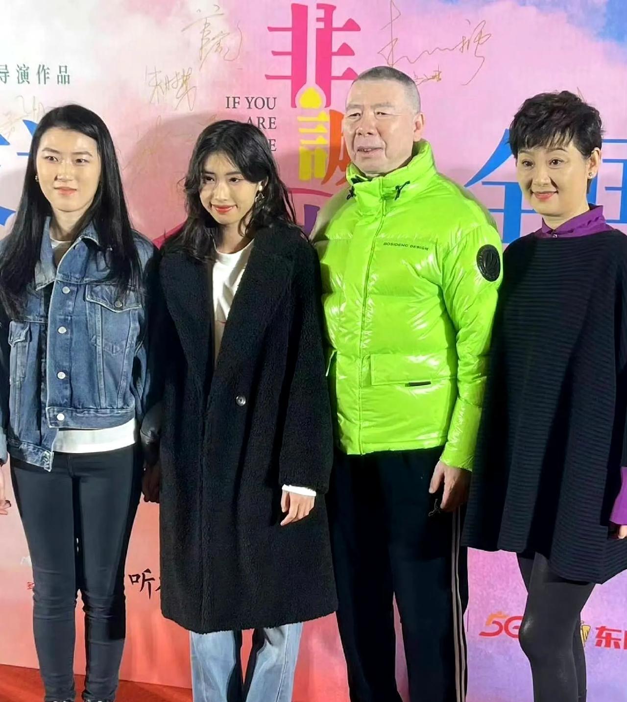 来看看冯小刚徐帆一家四口合照。大女儿冯思羽是冯小刚与前妻所生，小女儿徐朵是冯小刚