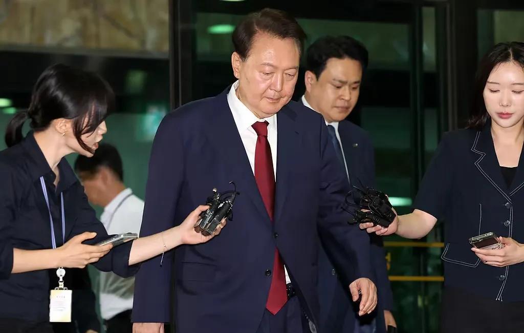 尹锡悦律师团以拘留生活空间太小、饮食及运动不便、血糖居高不下为由，向首尔中央地方