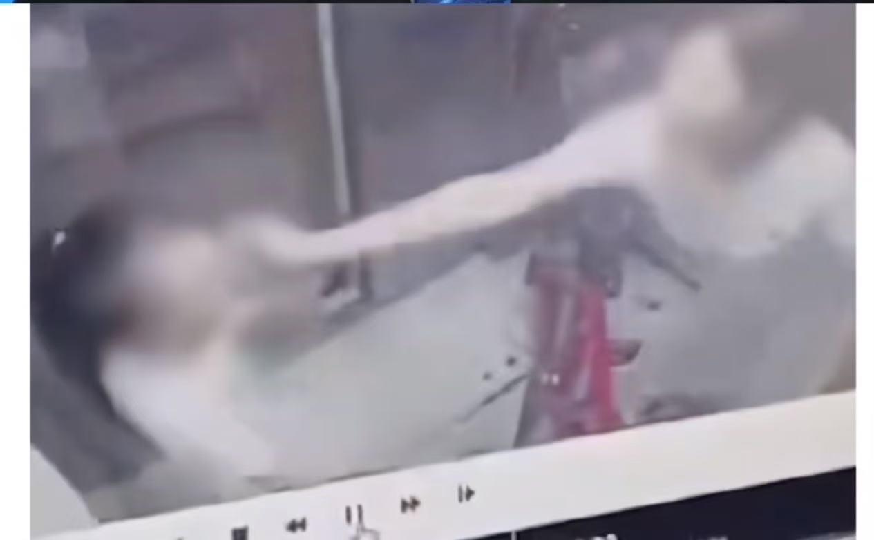 一名9岁小女孩独自坐电梯，遇上一名推着自行车的女子，孩子单纯夸赞车子好看，随手轻