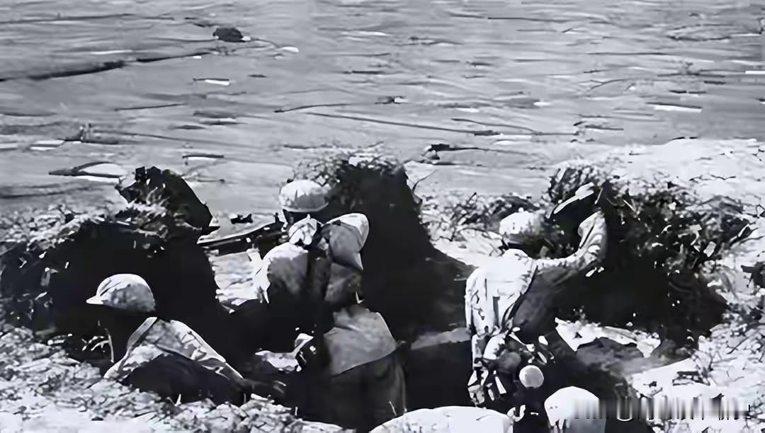 1953年，蒋介石的伞兵刚跳伞，低头一看，肠子悔青了：下面全是拿锄头的农民！