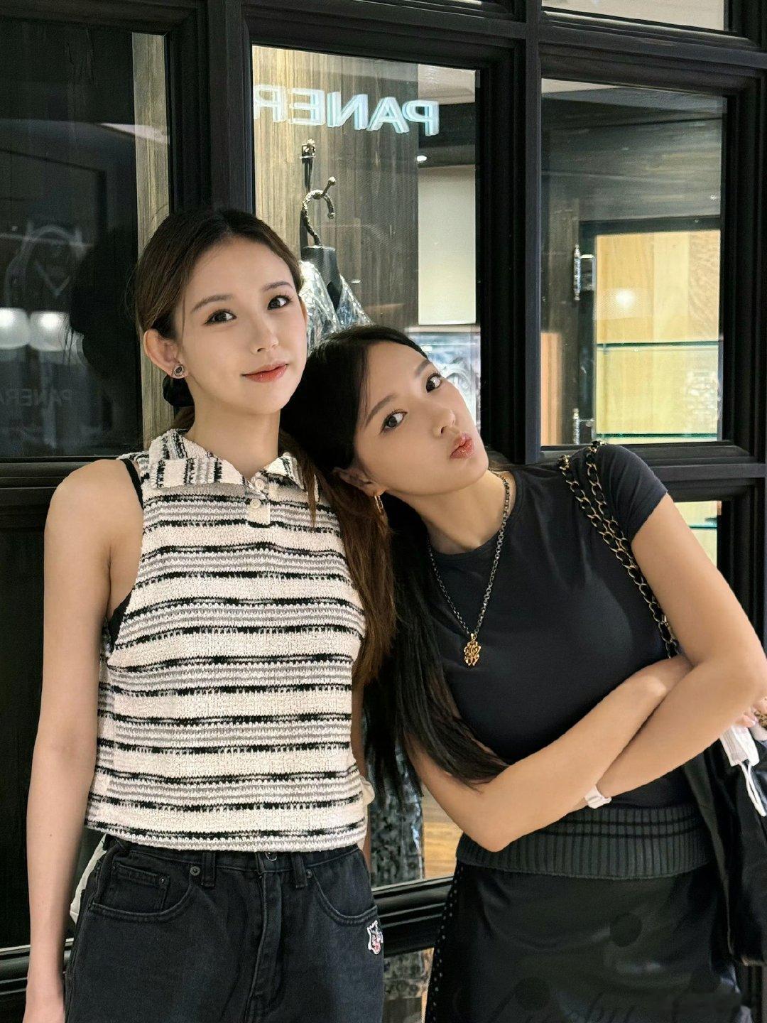 程潇晒与程晨合照程潇程晨香港度假程潇假期结束晒香港美照，和程晨的同框真的绝绝子