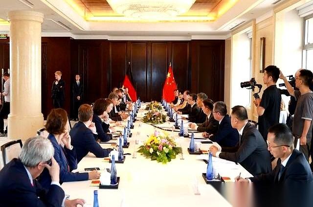 最逗的就是，那边嗓门喊得山响，又是危机又是要断供的，结果自家F-35战机里，还不