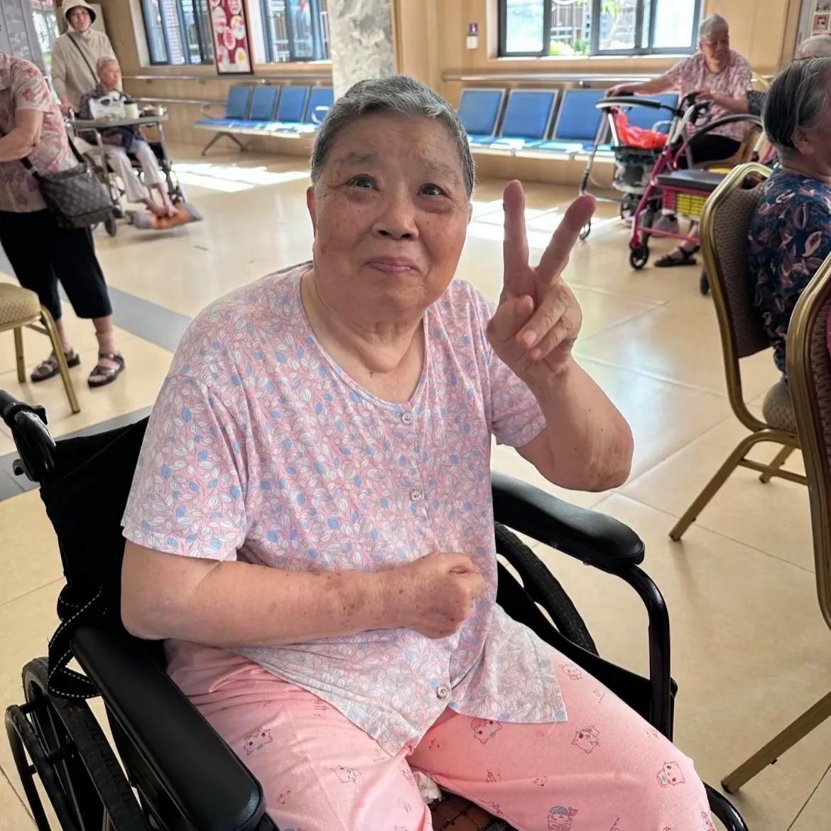 万般无奈才送妈去养老院，真不是我不孝终于把母亲送进养护院，心里五味杂陈。
