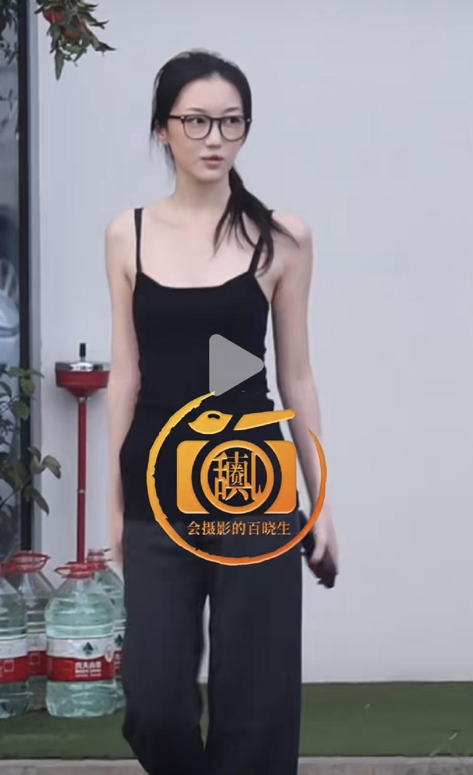 20岁的李嫣好漂亮啊，气质神似王菲！今天狗仔拍到李嫣与姐姐窦靖童、宋妍霏一起
