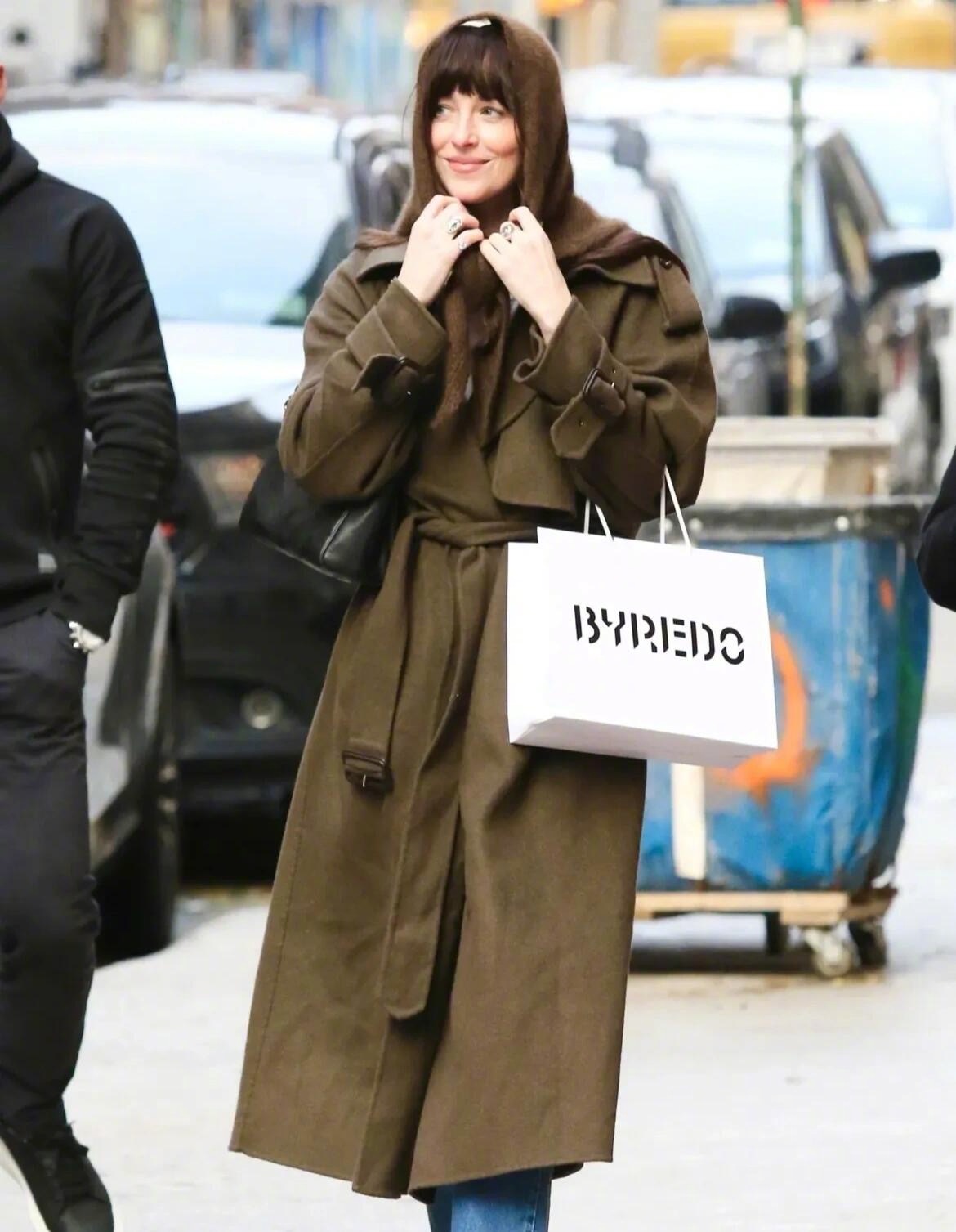 现身纽约香水店购物的达妹DakotaJohnson，冬日棕咖色系的一身简约配