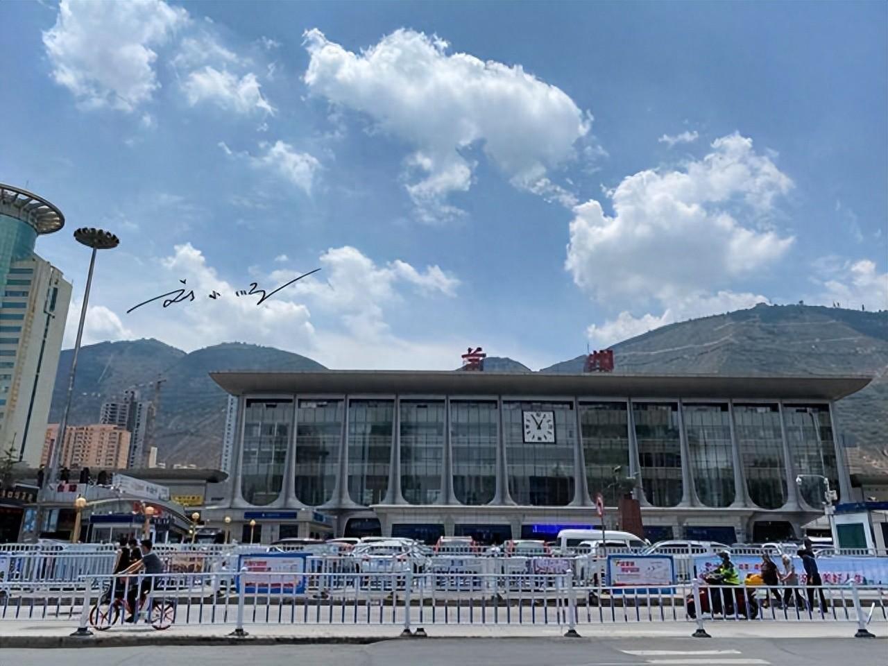 兰州火车站招牌上的“兰”字，因第二横比第三横长（规范写法应为第三横更长），被质疑