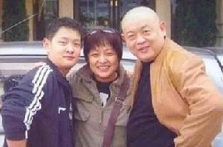 2005年，演员傅彪患上癌症，冯小刚掏出了200万给对方，张国立也给了40万，而