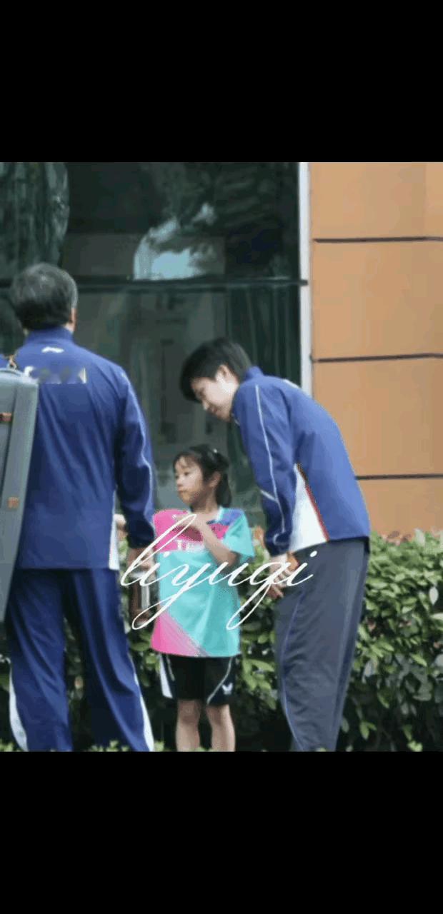 4月23日的头哥是世上最温柔的大哥哥！今天头哥和孙逊指导去上训，一个小姑娘拦住