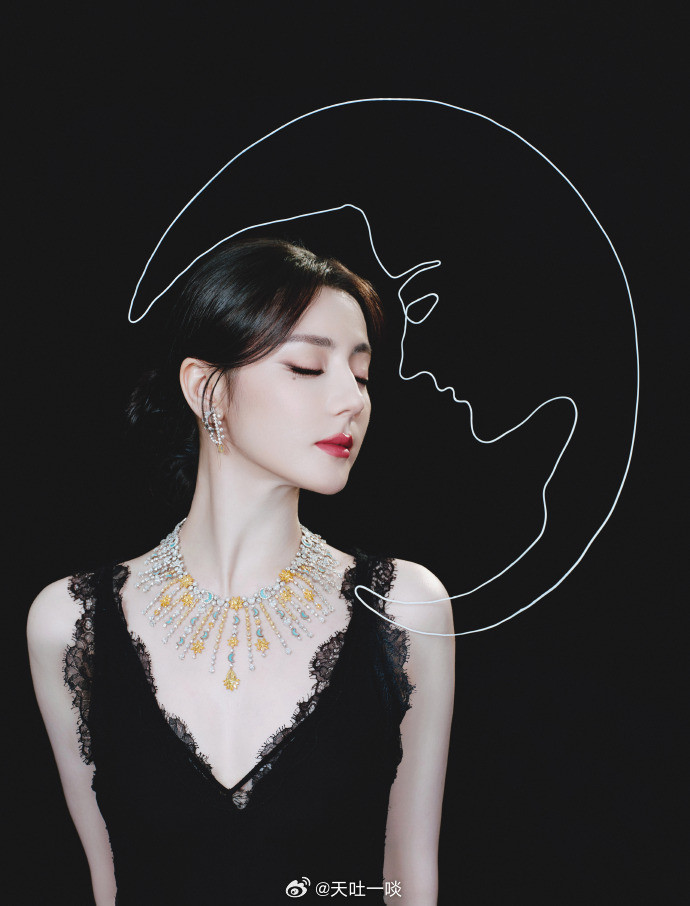 黑色蕾丝裙妩媚、戴钻石华丽耀眼——迪丽热巴。每日明星美图分享