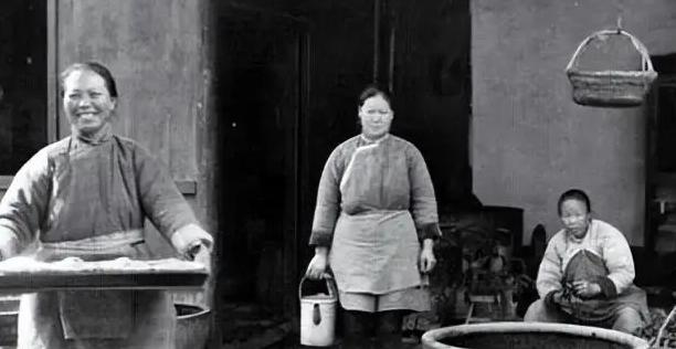 1895年，山东一大户潘守廉秘密购买了一处僻静的房产，他把钥匙交给府上的女仆邱氏
