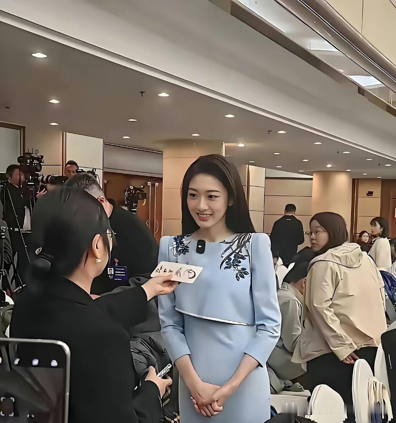 这位主持人长相很大气，长得比龙洋漂亮，气质比马凡舒好，要是来央视工作的话，会不会