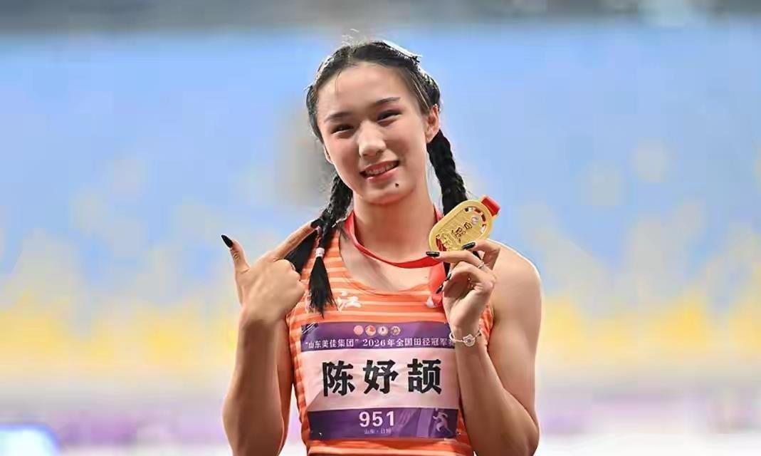 陈妤颉，17岁，百米11.08，200米22.84，国内近三十年最狠的短跑天才，