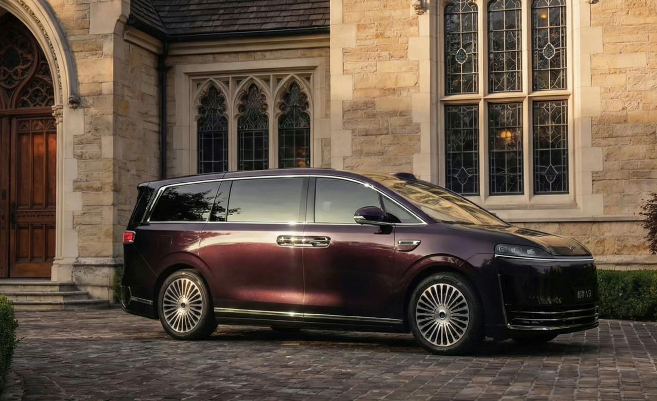 华为合作的首款MPV，智届V9也官宣了。从外观来看，整体风格和问界系列保持一致，