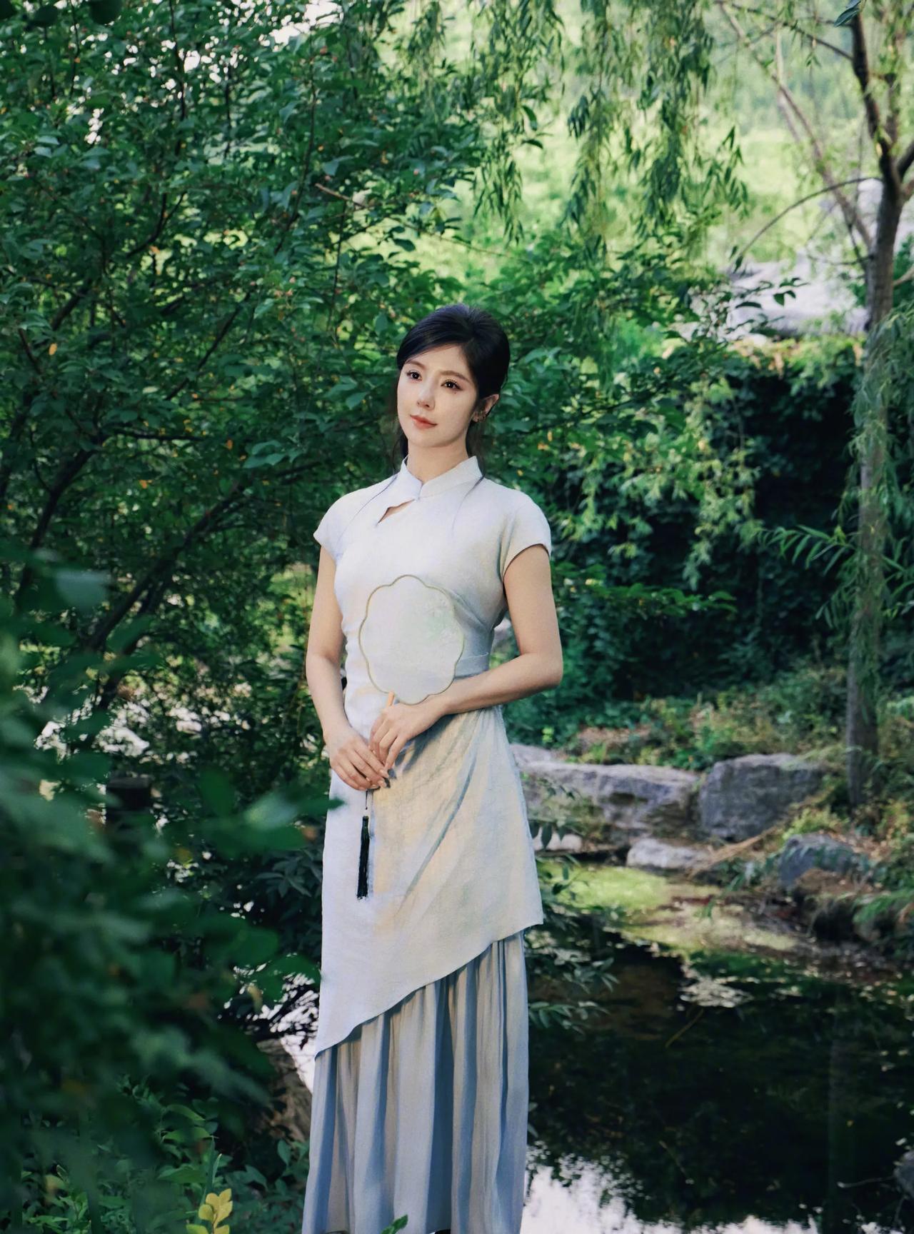 当年她真的火了一个夏天，青春期女神！尤其是她性感凹凸的身材，妩媚妖娆的眉眼，又有