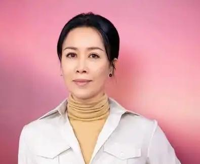 近期，那英因担任《歌手2026》特邀串讲人而话题不断。在6月12日的直播中，她因