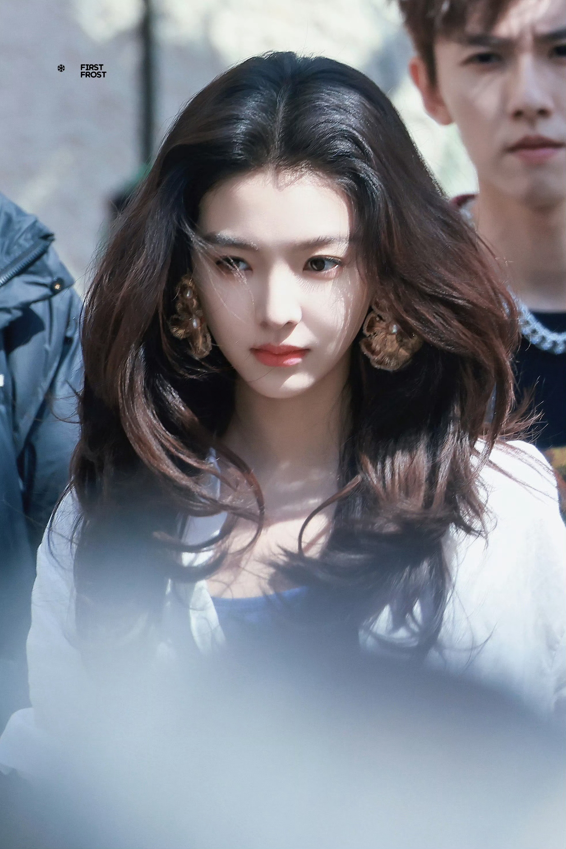 章若楠《想把你和时间藏起来》开拍十来天，耳环都换3456副了！现偶真的，妆造不土