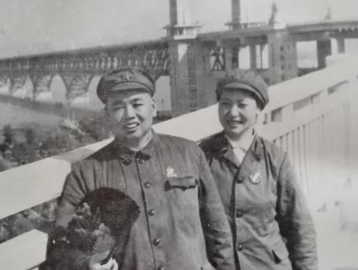 “老许，我特地给你带了茅台酒，赶紧尝尝！”1985年，小平同志南巡时路过南京，