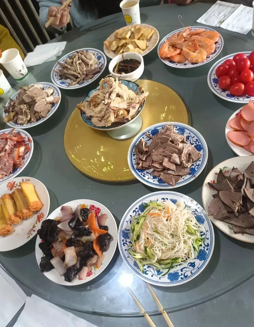 穷人家的年夜饭和富人家的年夜饭，穷人家的年夜饭就只有点肉，可富人人家的年夜饭就是