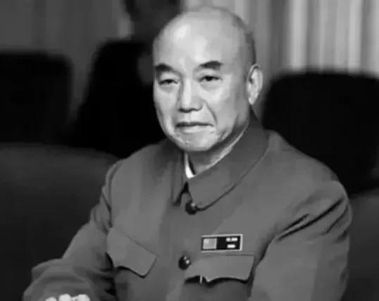 1955年，战功赫赫的许世友仅被授予了上将的军衔，心中顿时憋屈的不行。会议室