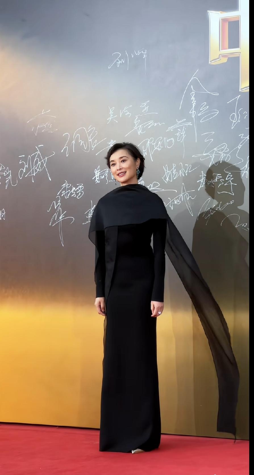 2026中国影视之夜红毯，吴越这身黑裙直接把知性优雅焊在身上✨一身修身黑色鱼尾