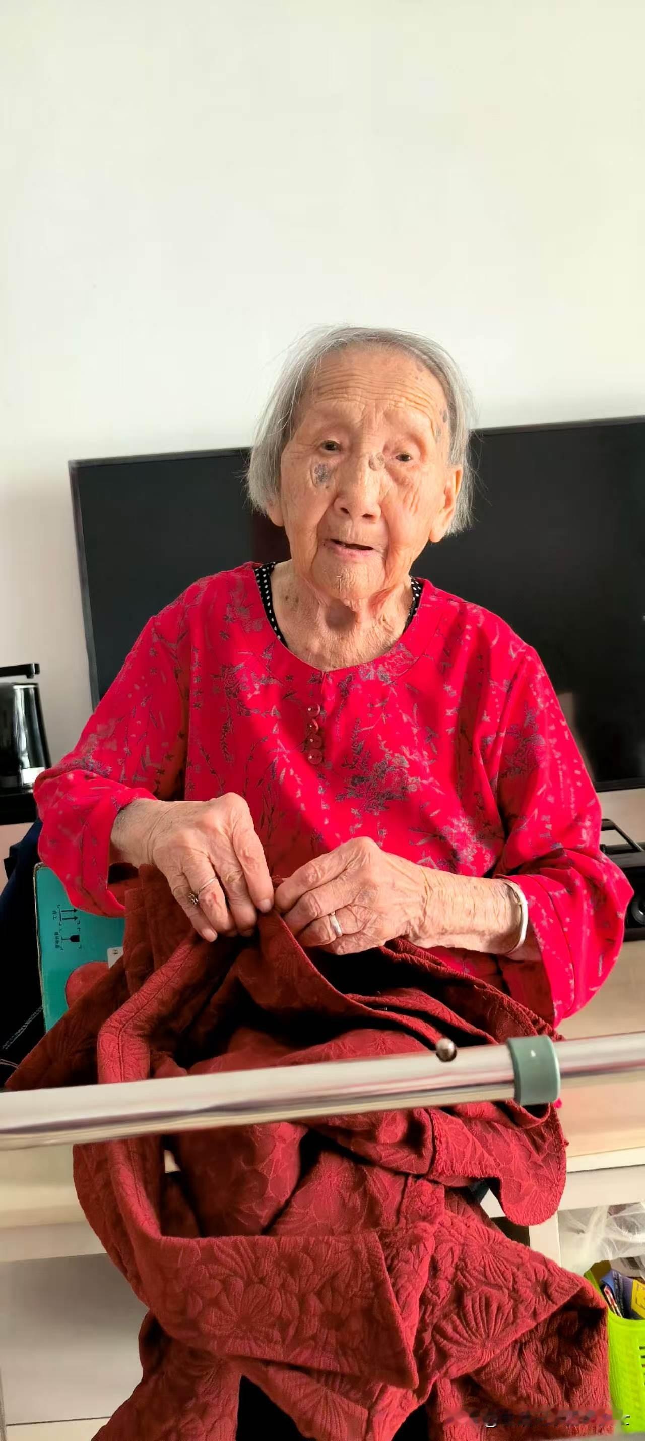 今天终于见到活生生的百岁老人，104岁还能吃雪糕的老人。朋友的奶奶今年104