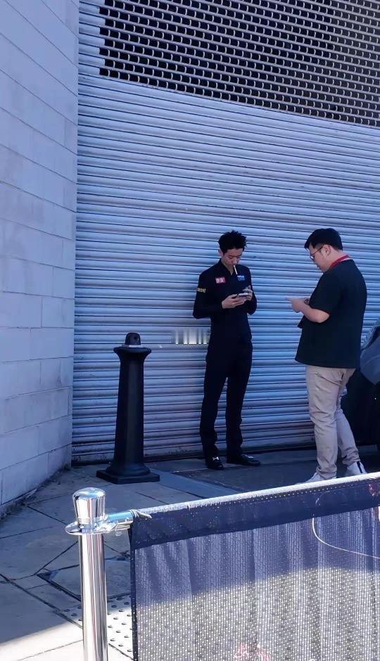 原来吴宜泽和奥沙利文一样都是吸烟的。确实吸烟确实可以提神，以及塑造性格上的某