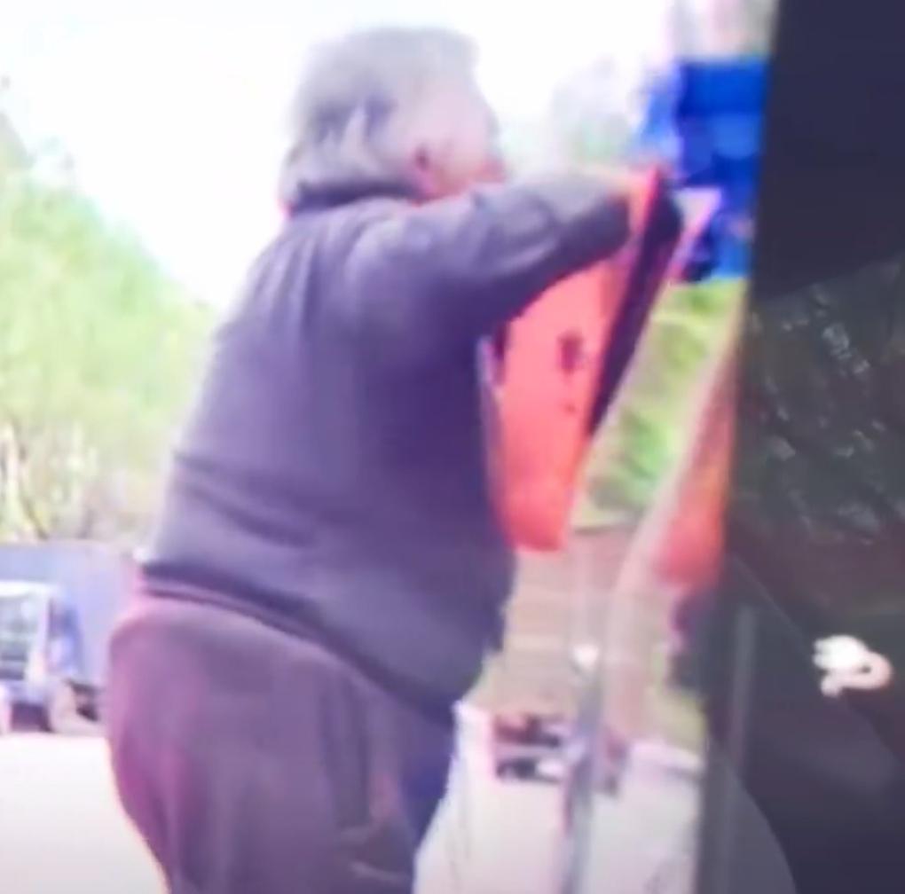 车窗没关，车内却没湿？真相暖哭了辽宁沈阳，一场普通的小雨，却让一位小伙和陌