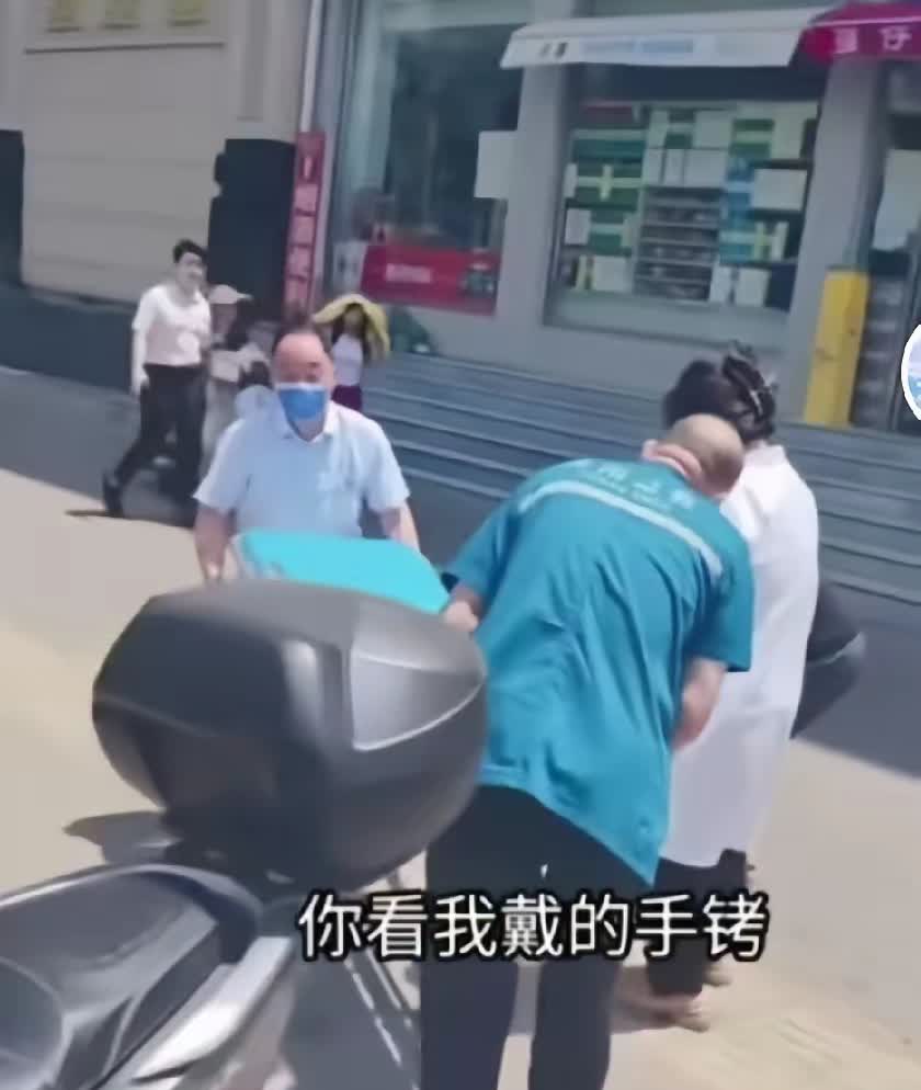 炸裂！河南街头实拍：穿白大褂的人竟给清醒女子戴“手铐”强行带走！刷到这段视频时，