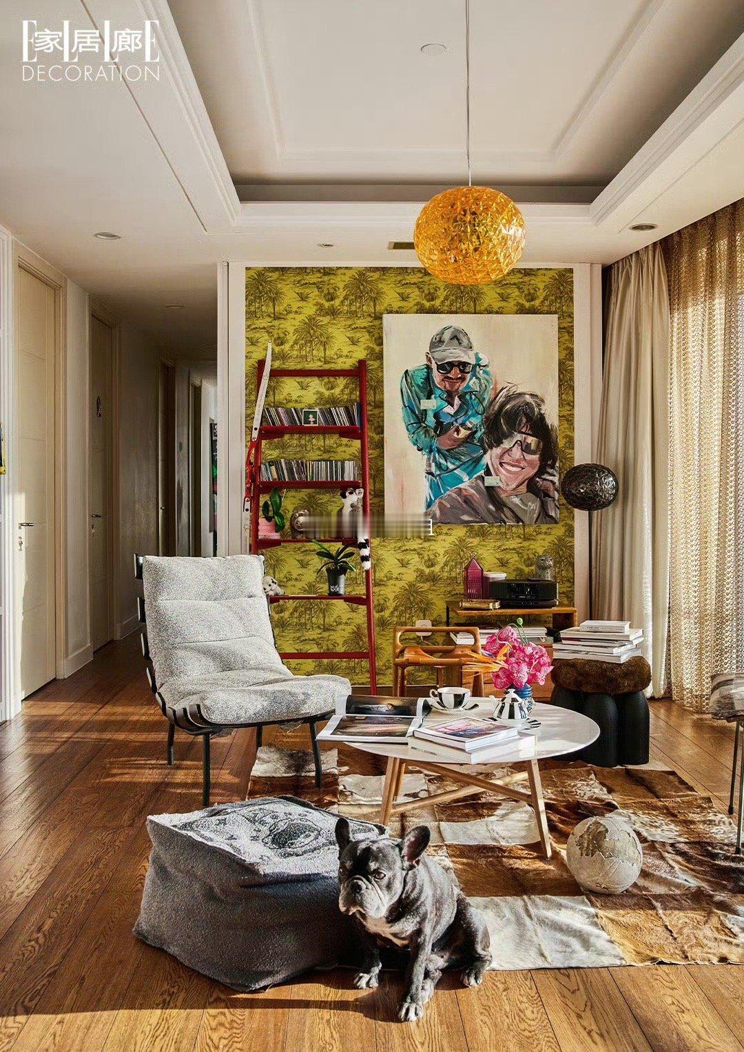 400㎡平层公寓，绿植填满客厅，走廊挂着灵感碎片，随时开工的工作室，他把生活调成