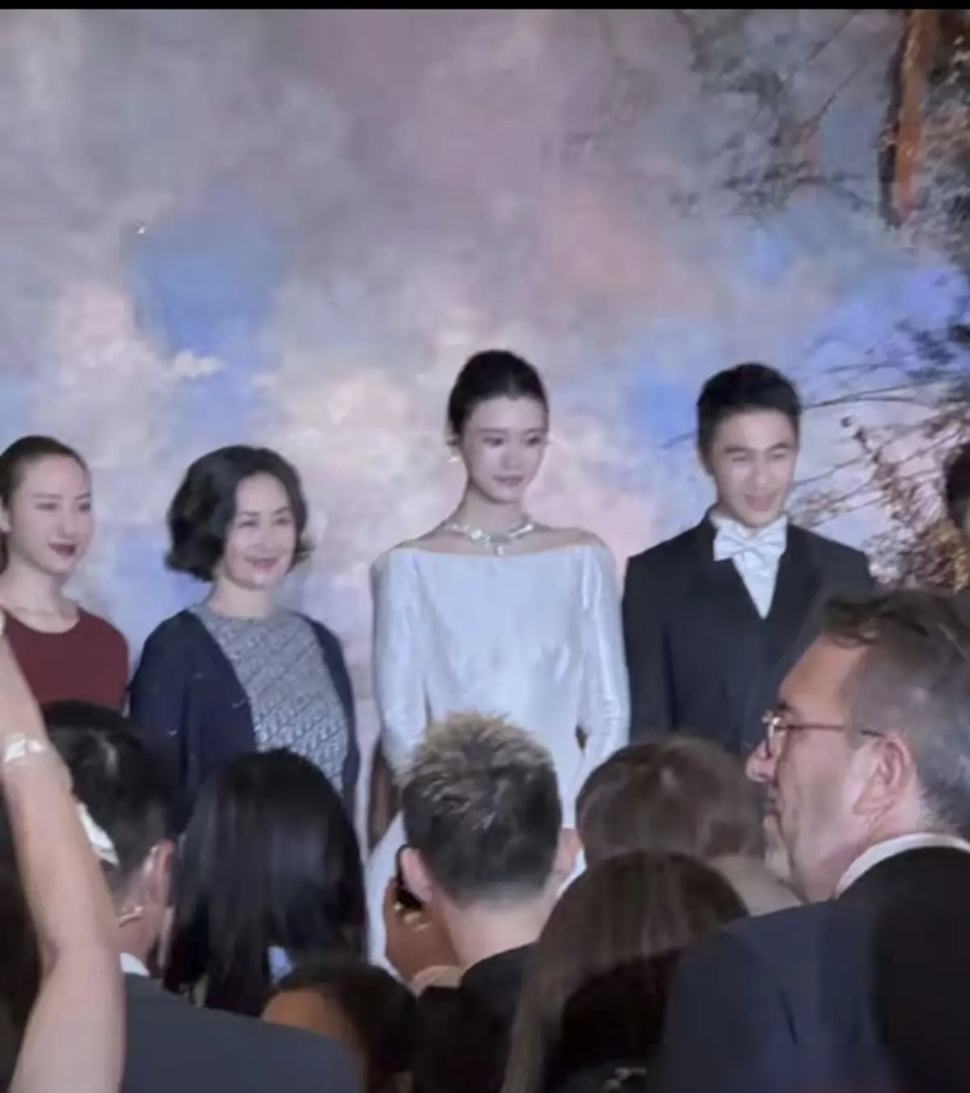 一件婚纱穿两次，还是那件几十万的高定。澳门这场答谢宴，奚梦瑶把法国婚礼的主纱又穿了一遍。头纱摘了，换